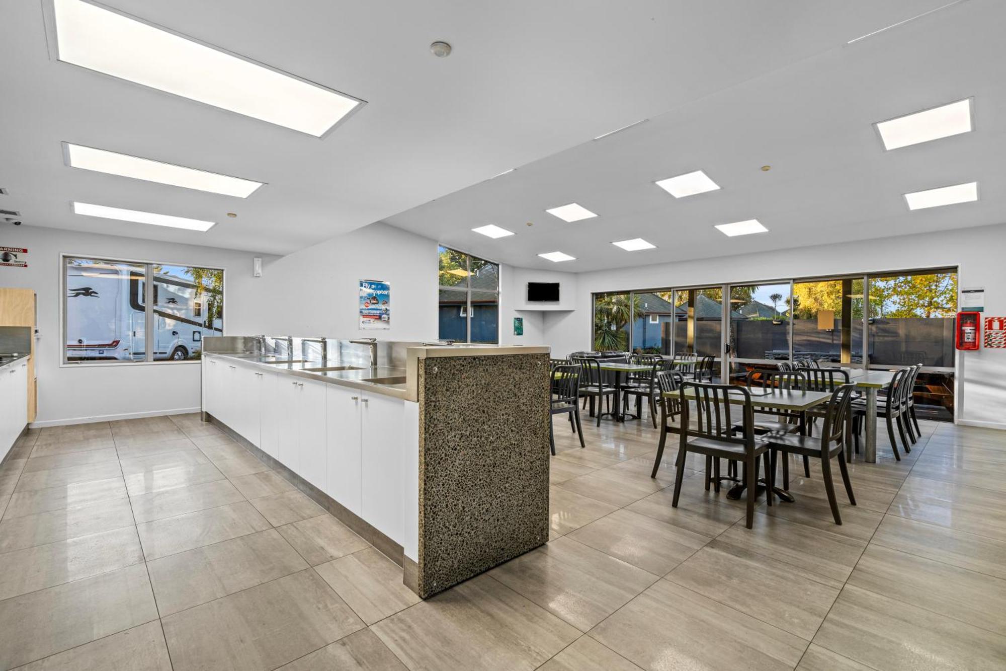 Tasman Holiday Parks - Christchurch Exterior foto The dining room at the school