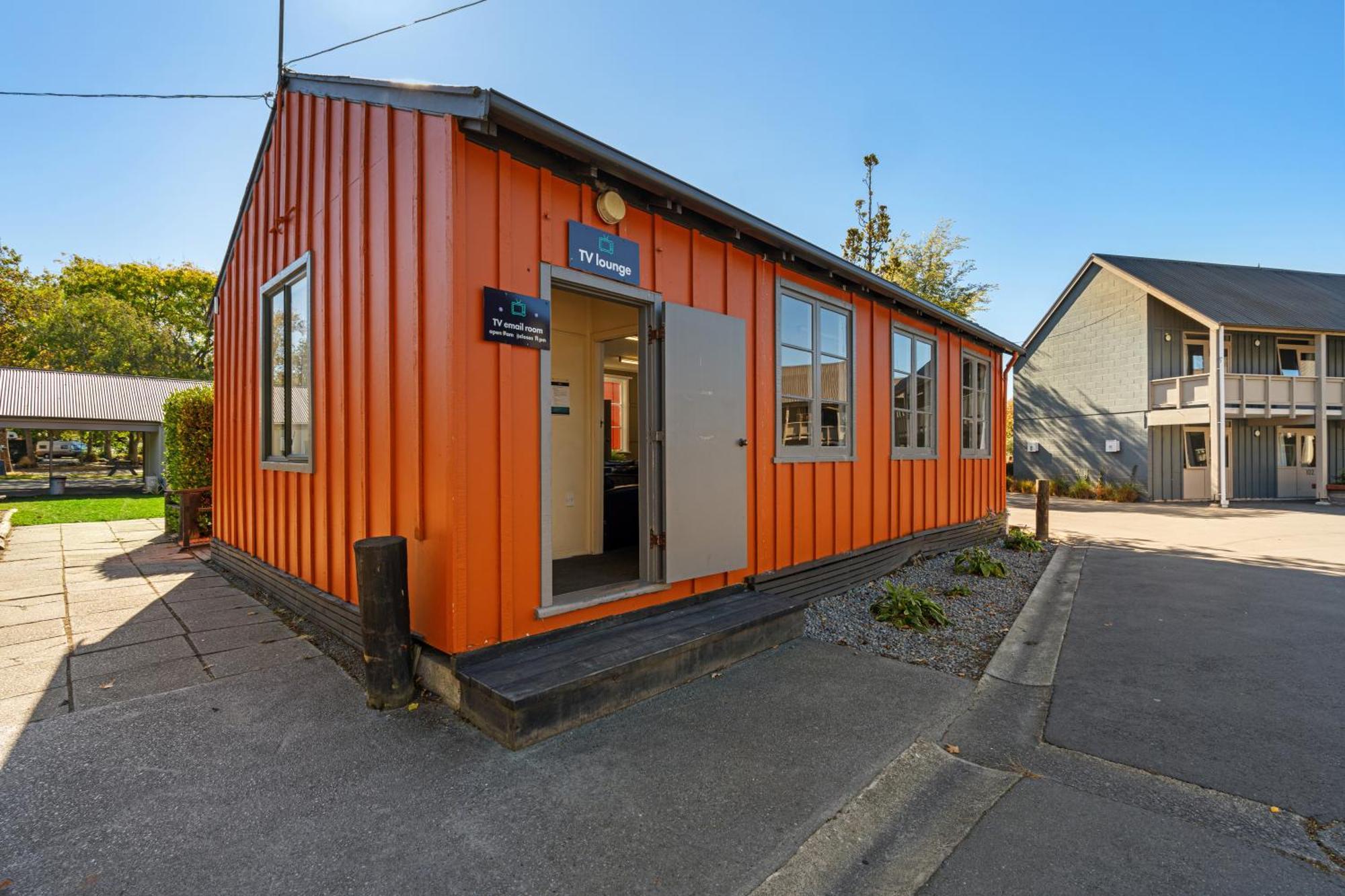 Tasman Holiday Parks - Christchurch Exterior foto The station building