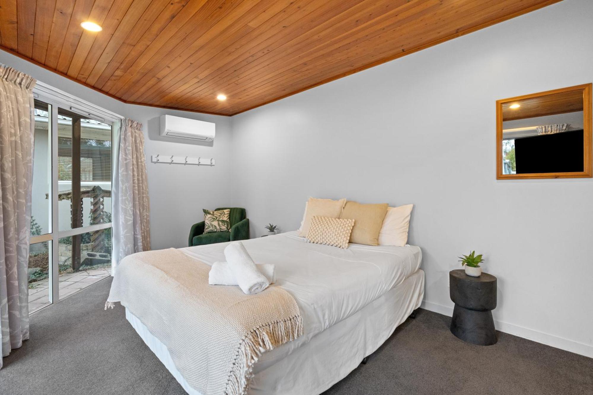 Tasman Holiday Parks - Christchurch Exterior foto A bedroom with a split-system air conditioner